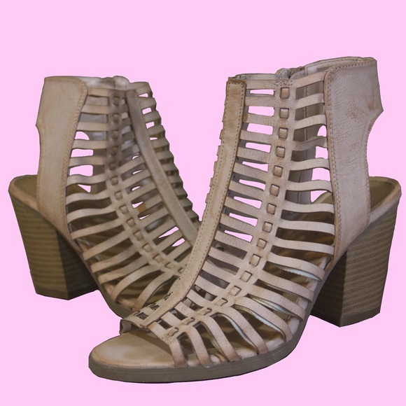 !CREME BANDED RAMPAGE HIGH HEELS! 🧳👠🌴 - Picture 2 of 2